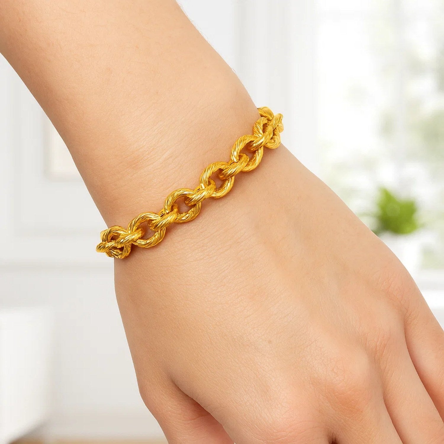 Textured Oval Link Bracelet in 14k Yellow Gold (8.70 mm)