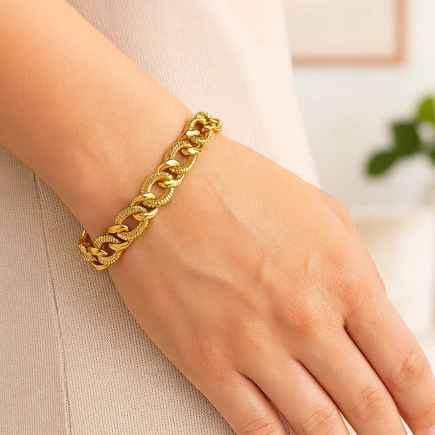 14k Yellow Gold Curb Chain Design with Diamond Cuts Bracelet (8.80 mm)